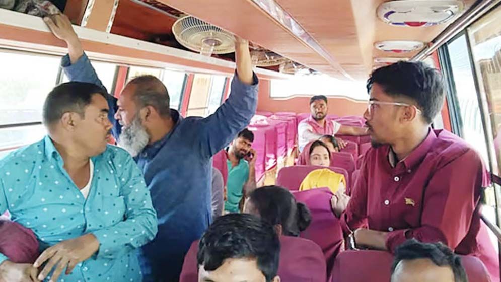 উত্তরায় চলন্ত বাসে অস্ত্র ঠেকিয়ে ছিনতাই