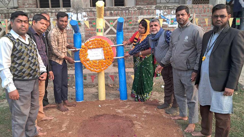 কলা গাছের অস্থায়ী শহীদ মিনারে ২১ বছর পার