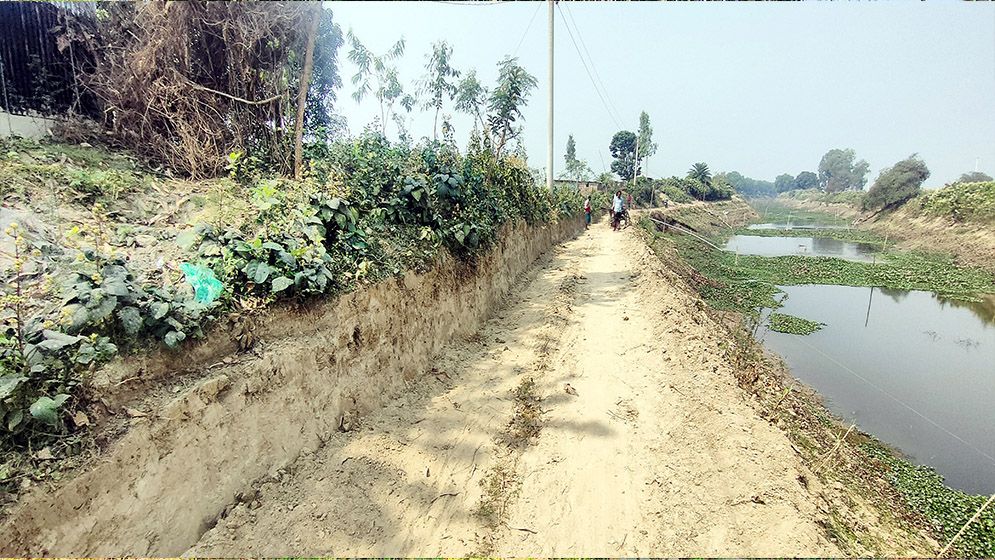 মাটি বহনের জন্য বাঁধ কেটে রাস্তা তৈরি