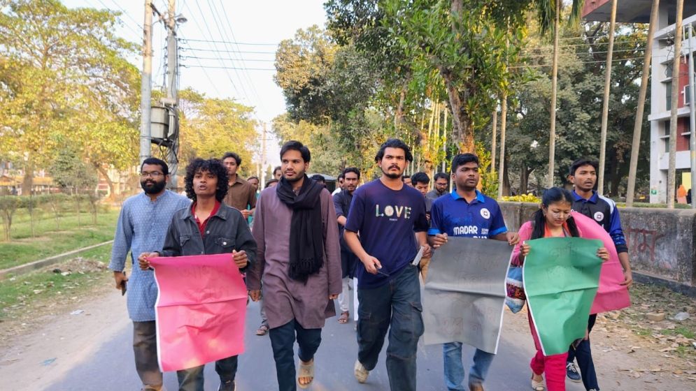 বাসে ডাকাতি ও নারীর শ্লীলতাহানির ঘটনায় রাবিতে বিক্ষোভ