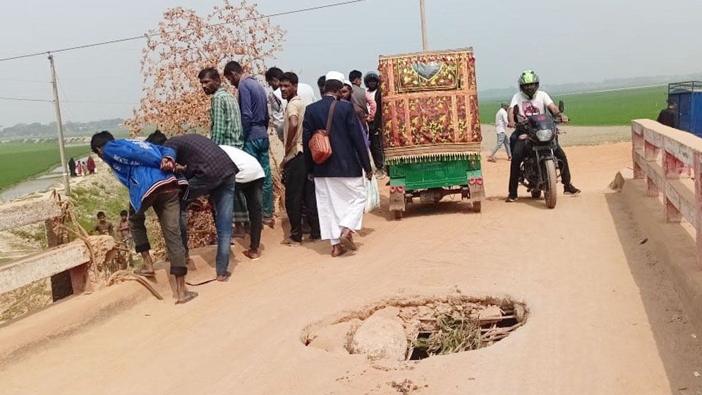 সেতুর মধ্যে গর্ত, ঝুঁকি নিয়ে যান চলাচল