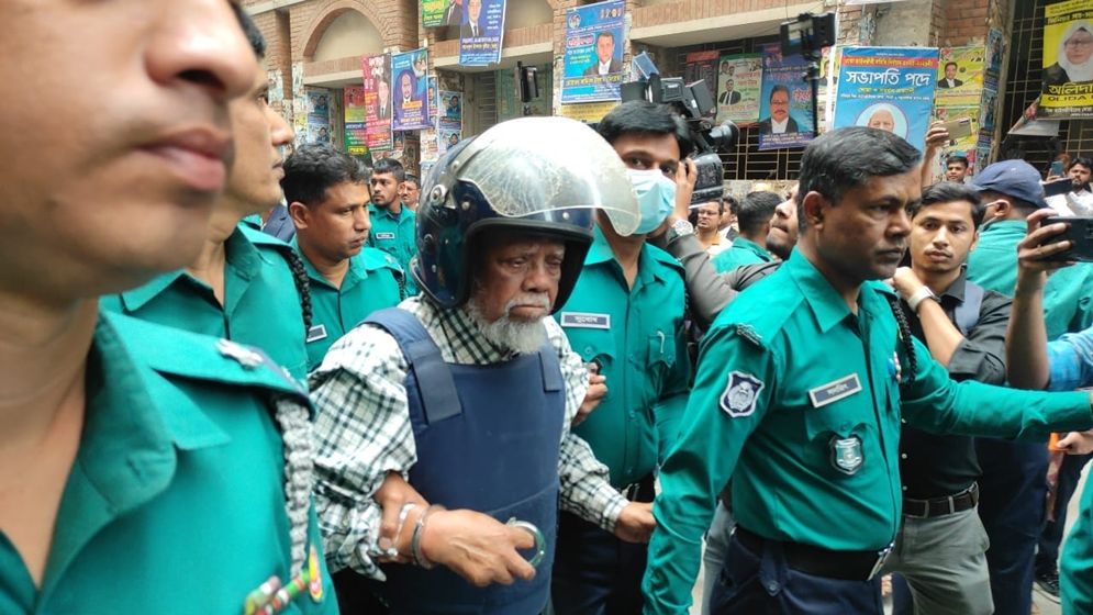 কাঠগড়ায় কাঠের টুলে বসে শুনানি শোনেন আমু