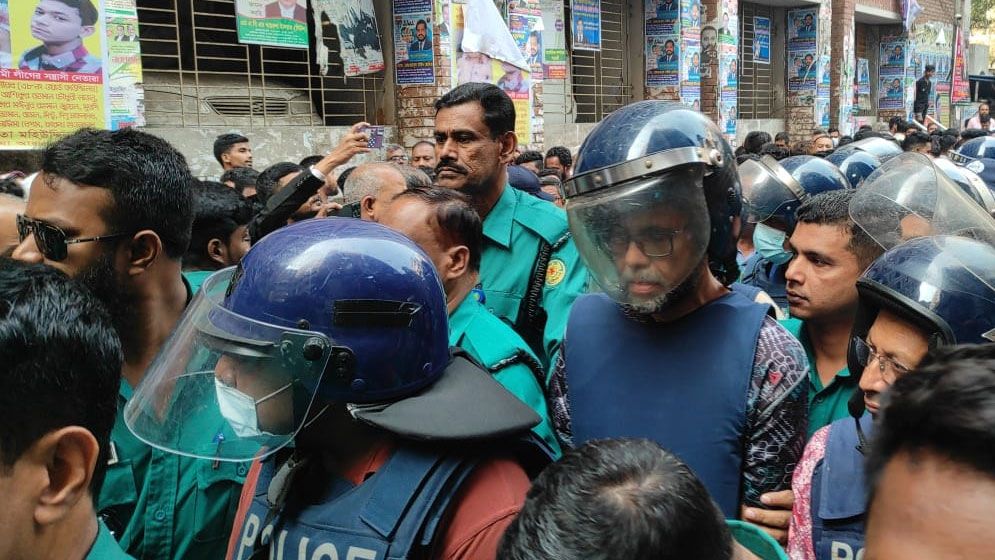 কাঠগড়ায় দাঁড়িয়ে কাকে খুঁজছিলেন আতিক