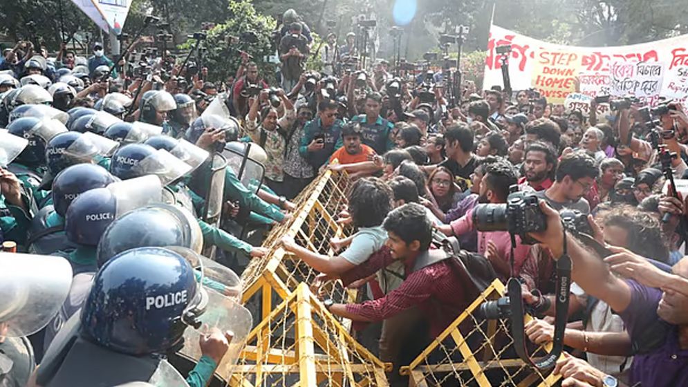 উপদেষ্টার পদত্যাগ দাবিতে স্বরাষ্ট্র মন্ত্রণালয়ের দিকে পদযাত্রায় বাধা