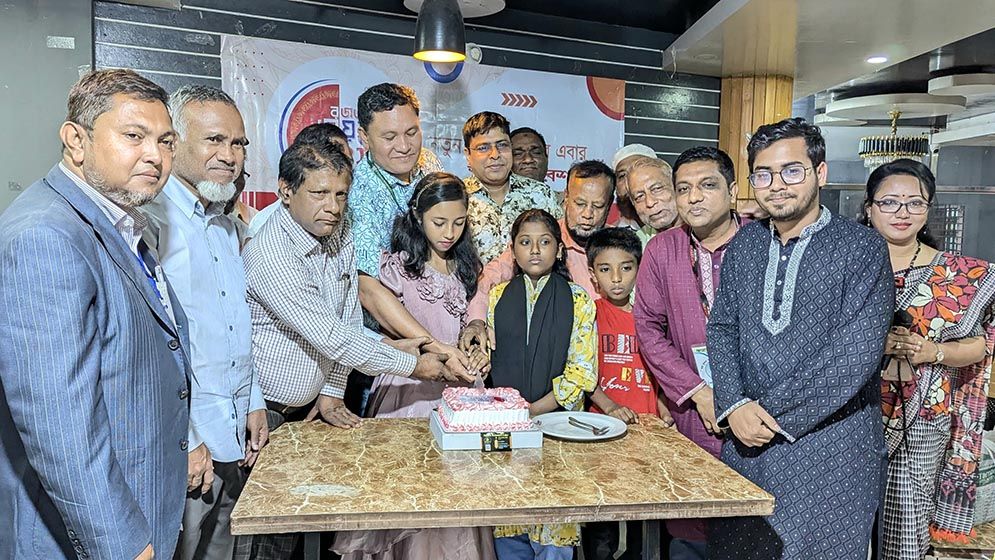 রাঙ্গুনিয়ায় যুগান্তরের প্রতিষ্ঠাবার্ষিকী অনুষ্ঠানে শিক্ষাসামগ্রী বিতরণ