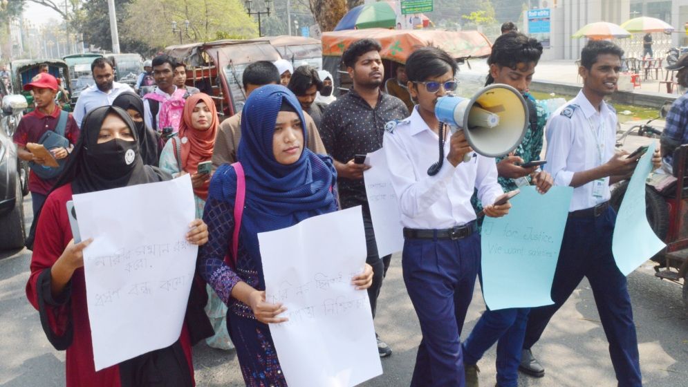 আইন উপদেষ্টার সঙ্গে কথা বলতে না পেরে শিক্ষার্থীদের বিক্ষোভ