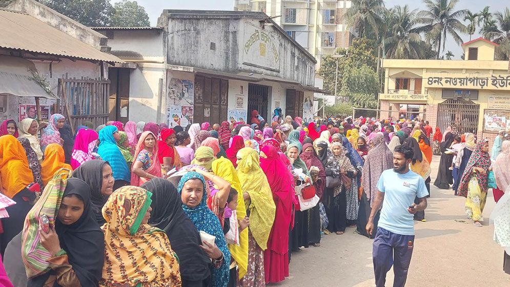 যশোরে ‘উন্মুক্ত’ টিসিবি পণ্য বিতরণে ভোগান্তি, খালি হাতে ফিরেছেন অনেকে