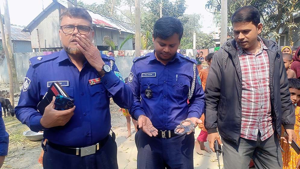 পুলিশের ওপর হামলা করে হাতকড়াসহ পালিয়েছে ধর্ষণ মামলার আসামি