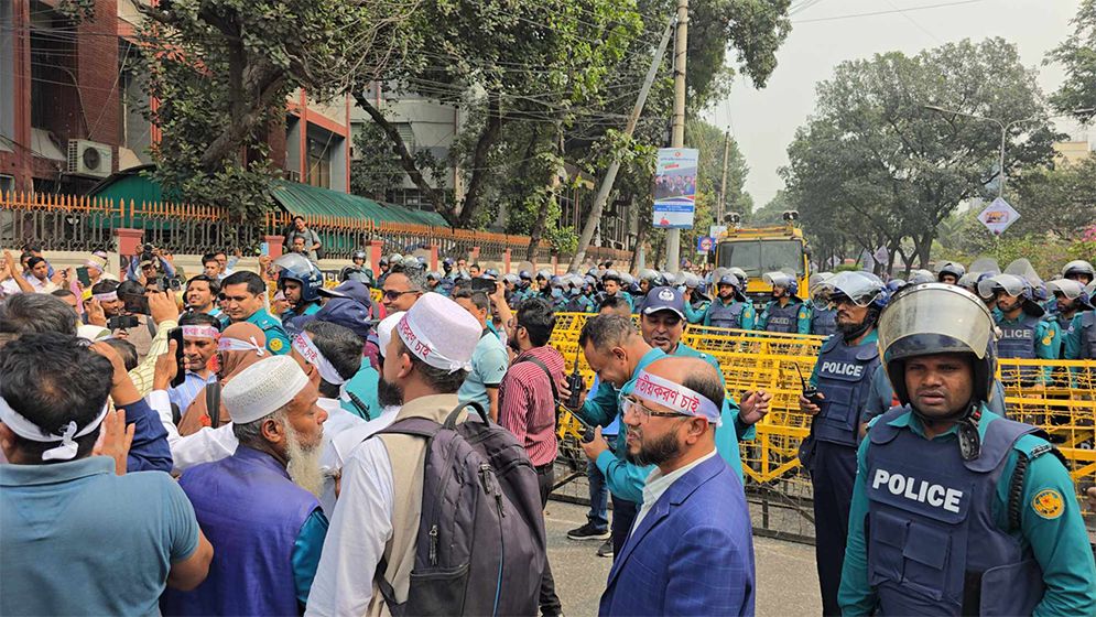 জাতীয়করণ দাবিতে সচিবালয় অভিমুখে শিক্ষকদের পদযাত্রায় পুলিশের বাধা