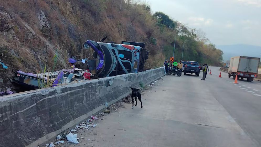 থাইল্যান্ডে শিক্ষাসফরের বাস উল্টে নিহত ১৮