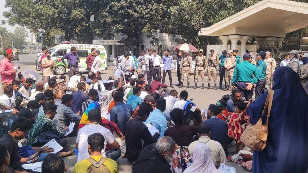 প্রধান উপদেষ্টার কার্যালয়ের সামনে জুলাই আন্দোলনে আহতদের অবস্থান