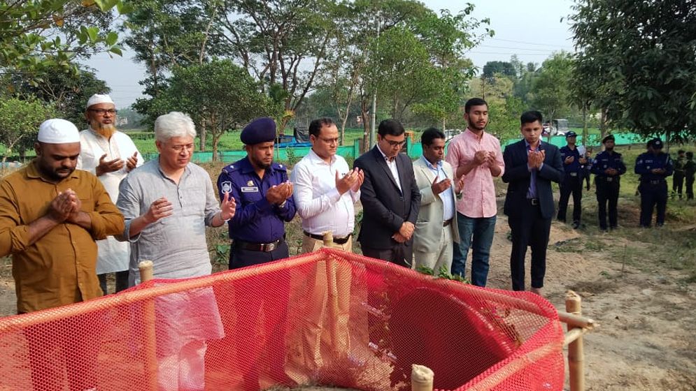 সিলেটে শহিদ গৌছ উদ্দিনের কবর জিয়ারত করলেন উপদেষ্টা আদিলুর