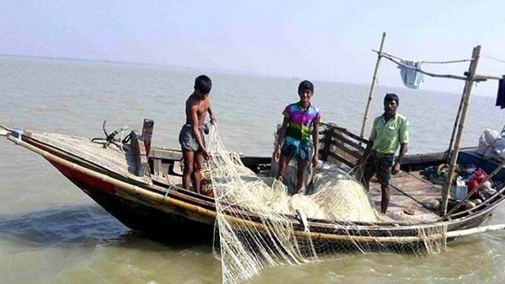 মধ্যরাত থেকে পদ্মা-মেঘনায় সব ধরনের মাছ ধরা নিষেধ