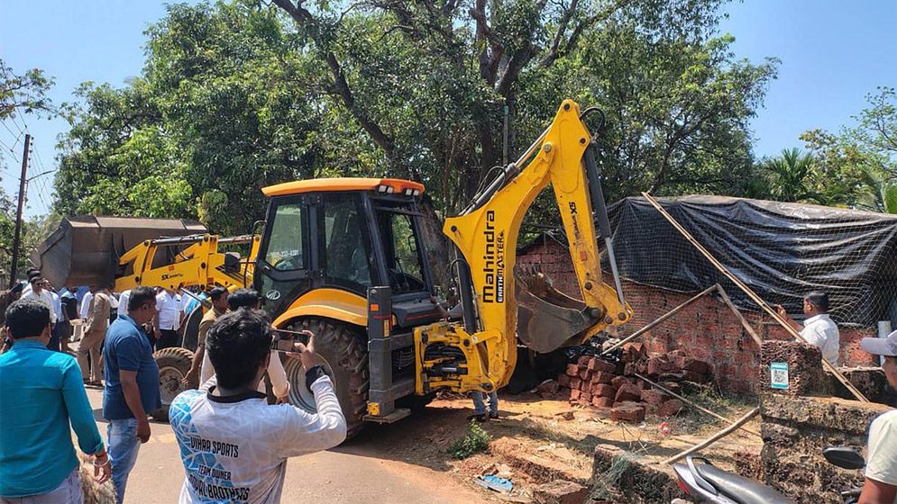 স্লোগান দেওয়ায় গুঁড়িয়ে দেওয়া হল মুসলিম ব্যবসায়ীর দোকান