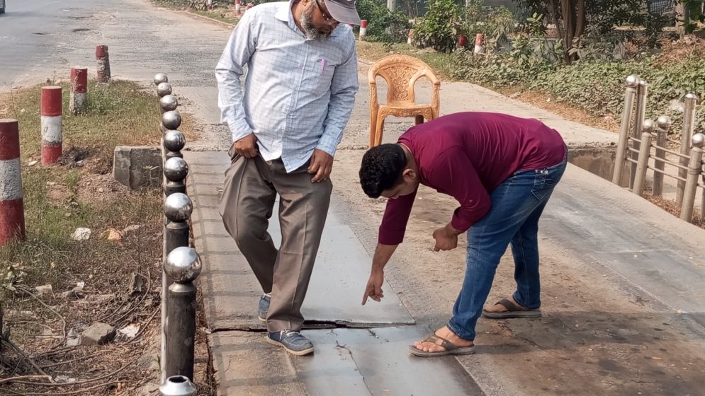 পণ্যবাহী ট্রাক ওজনকালে ফেটে গেল গার্ডার, দুর্ভোগে চালকরা