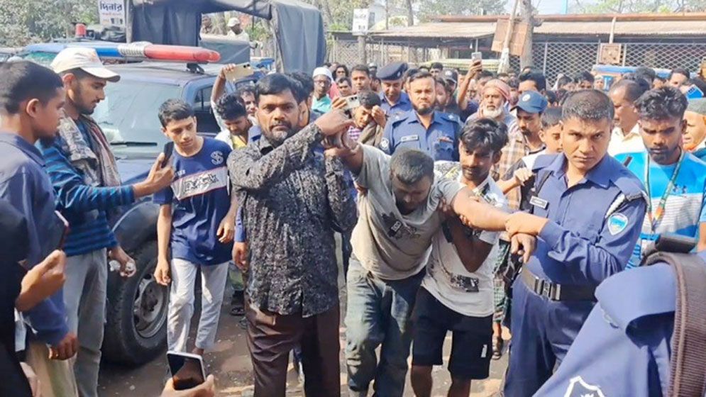 কীর্তিনাশায় ডাকাতি: আরেকজনকে গণপিটুনি দিয়ে পুলিশে সোপর্দ