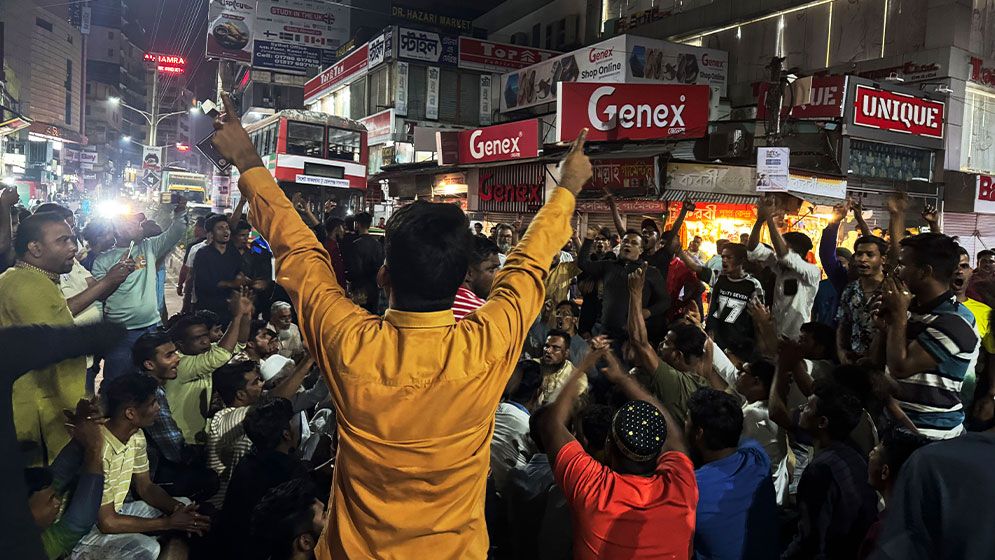 সিলেটে যুবদল নেতার চাঁদাবাজির প্রতিবাদে হকারদের সড়ক অবরোধ