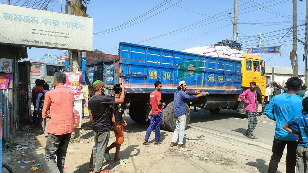জামালপুরে বাস চলাচল বন্ধ করে দিয়েছে মালিক সমিতি