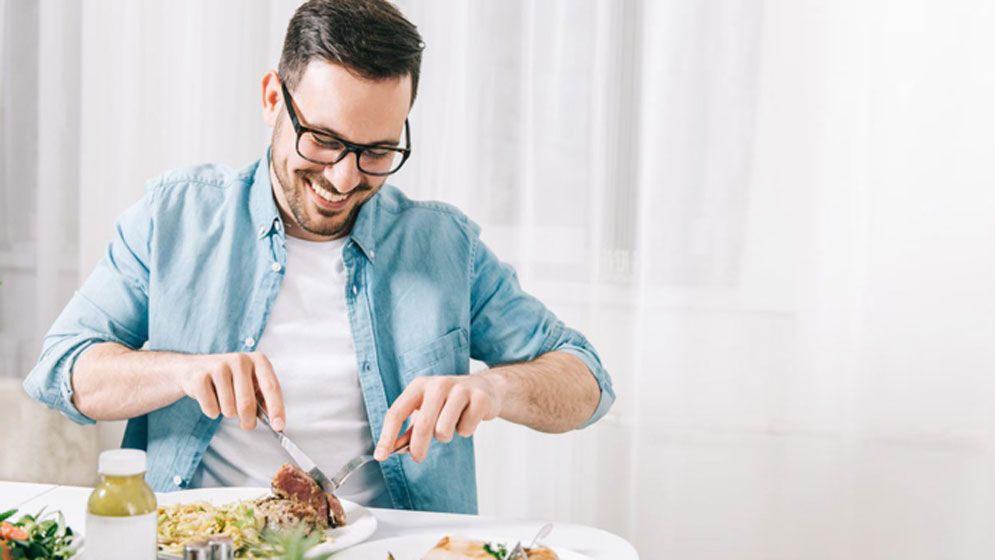 যৌবন ধরে রাখতে যেসব খাবার খাবেন