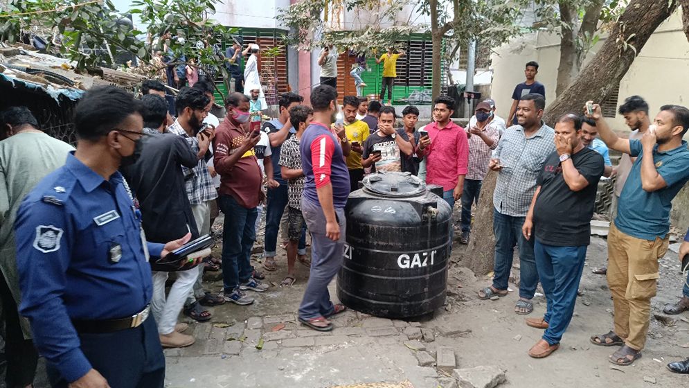 কল ছাড়লে পানির সঙ্গে রক্ত, ট্যাংকিতে মিলল যুবকের অর্ধগলিত লাশ