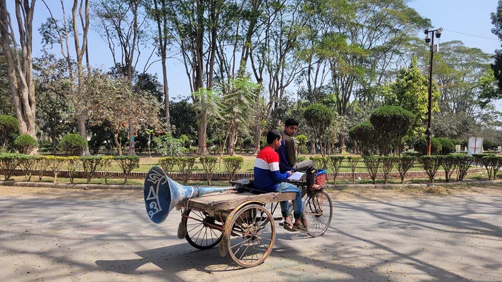 ইবিতে বহিরাগত প্রবেশ নিষিদ্ধ করে মাইকিং