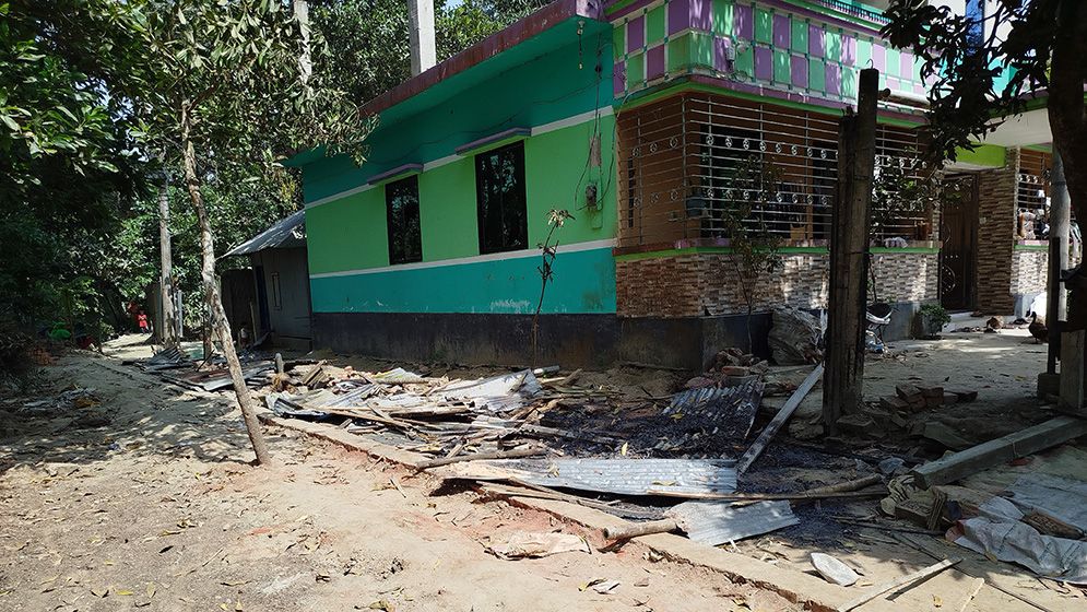 যুবদল কর্মীর বাড়িতে আগুন দিল আ.লীগ নেতা