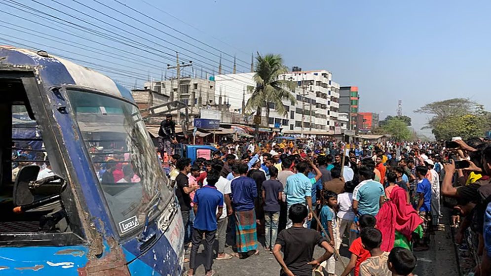 শ্রীপুরে রগ কেটে অটোচালক হত্যা সড়ক অবরোধ