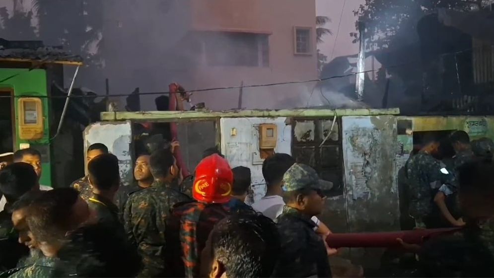 পটুয়াখালীতে আগুন লেগে পাঁচটি বাসাসহ দুই দোকান পুড়ে ছাই