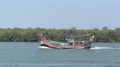 ৬ ট্রলারসহ ৫৬ বাংলাদেশিকে ধরে নিয়ে গেল আরাকান আর্মি