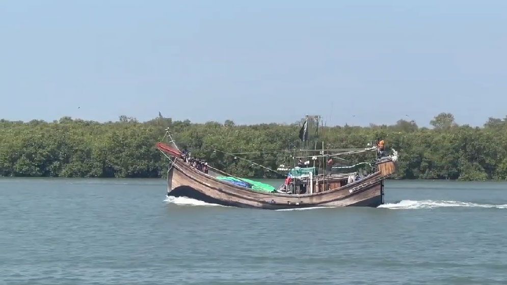 ৬ ট্রলারসহ ৫৬ বাংলাদেশিকে ধরে নিয়ে গেল আরাকান আর্মি