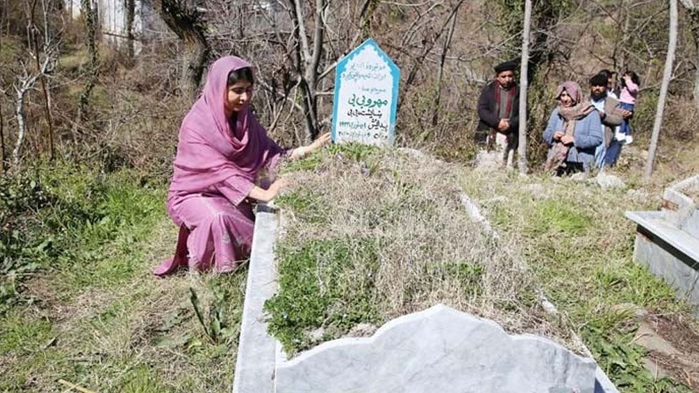 ১৩ বছর পর দাদির কবর জিয়ারত, যা বললেন মালালা