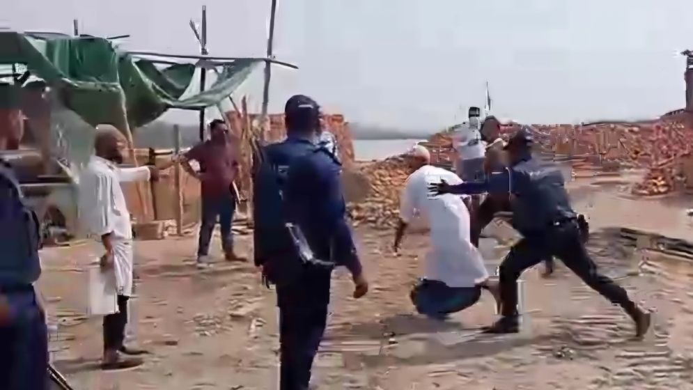 পটুয়াখালীতে ভ্রাম্যমাণ আদালতের উপর হামলা
