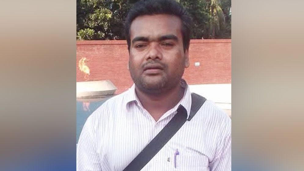 গাছের নিচে চাপা পড়ে প্রাণ গেল শিক্ষকের