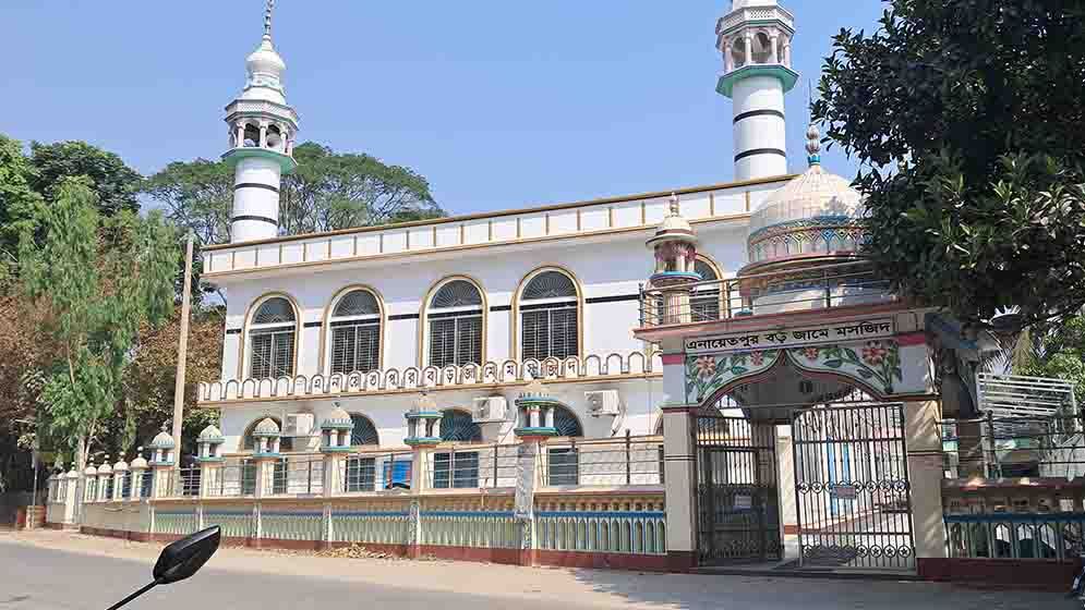 ২৩৫ বছরের ইতিহাস, বাঁশ-ছনের মসজিদ আজ শীতাতপ নিয়ন্ত্রিত