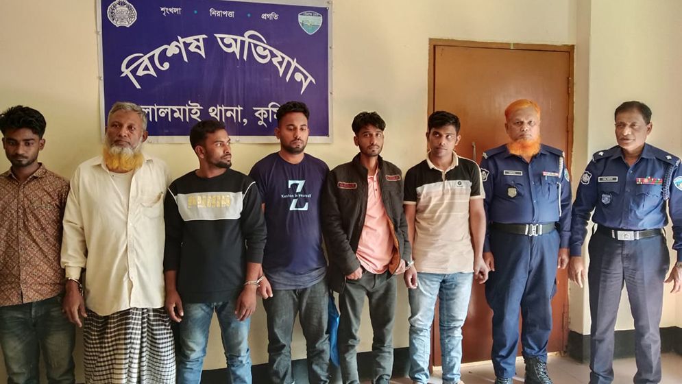 কুমিল্লায় গ্রেফতার পাঁচ ডাকাতের একজন যুবদল, আরেকজন ছাত্রদল কর্মী