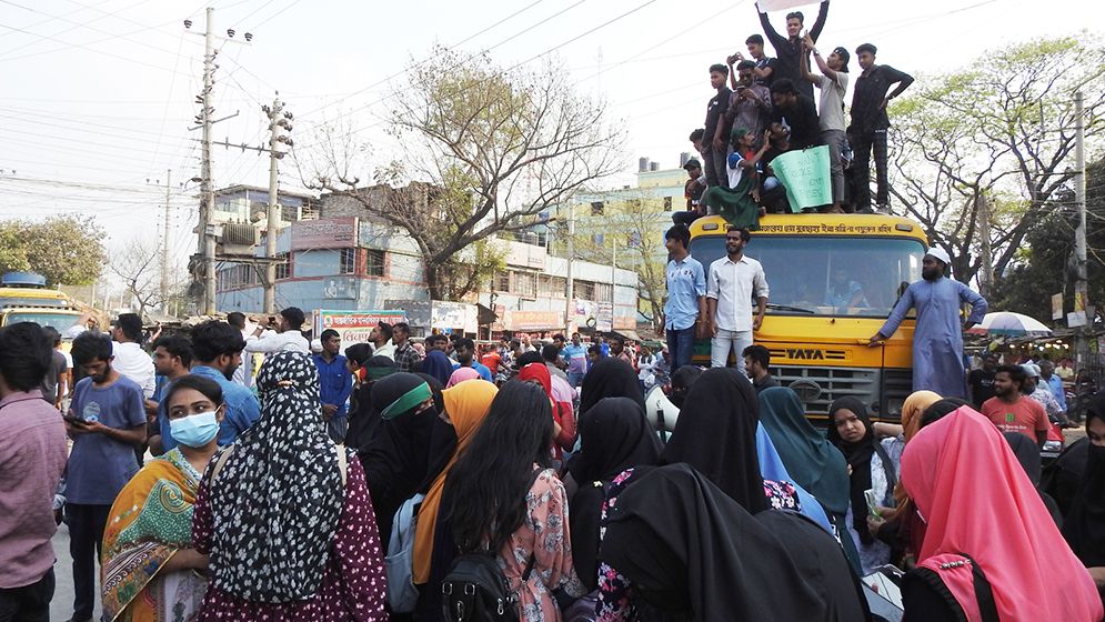 মাগুরায় শিশু ধর্ষণে জড়িতদের অবিলম্বে ফাঁসির দাবিতে দিনভর আদালতের সামনে শিক্ষার্থীরা
