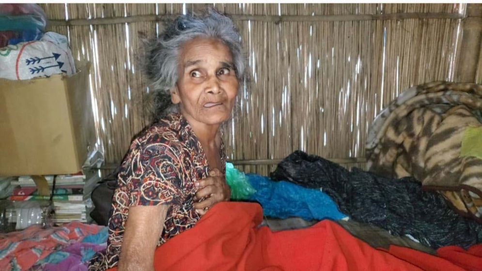 ছাগলের ঘরে তালাবদ্ধ ৮০ বছর বয়সি বৃদ্ধা মা