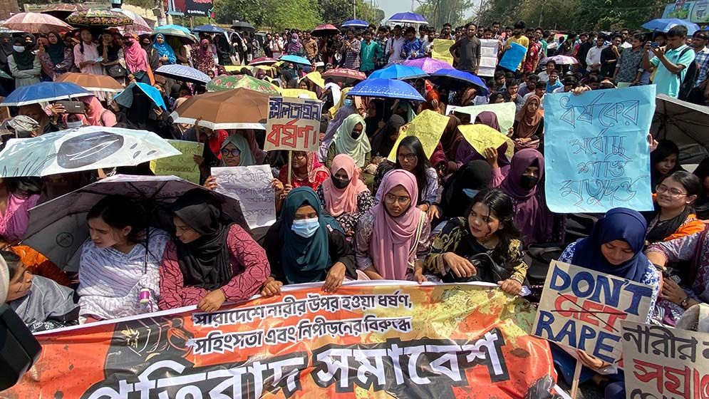 ঢাকা-রাজশাহী মহাসড়ক অবরোধ রাবি শিক্ষার্থীদের