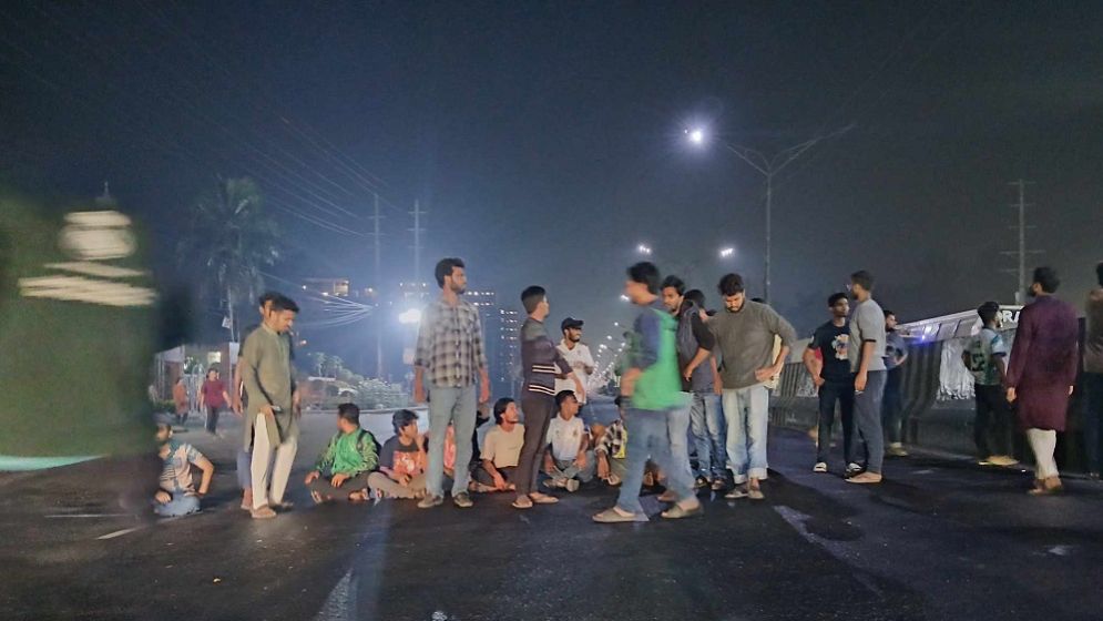 ৪৮ ঘণ্টার মধ্যে ধর্ষকের বিচার চায় জাবি শিক্ষার্থীরা