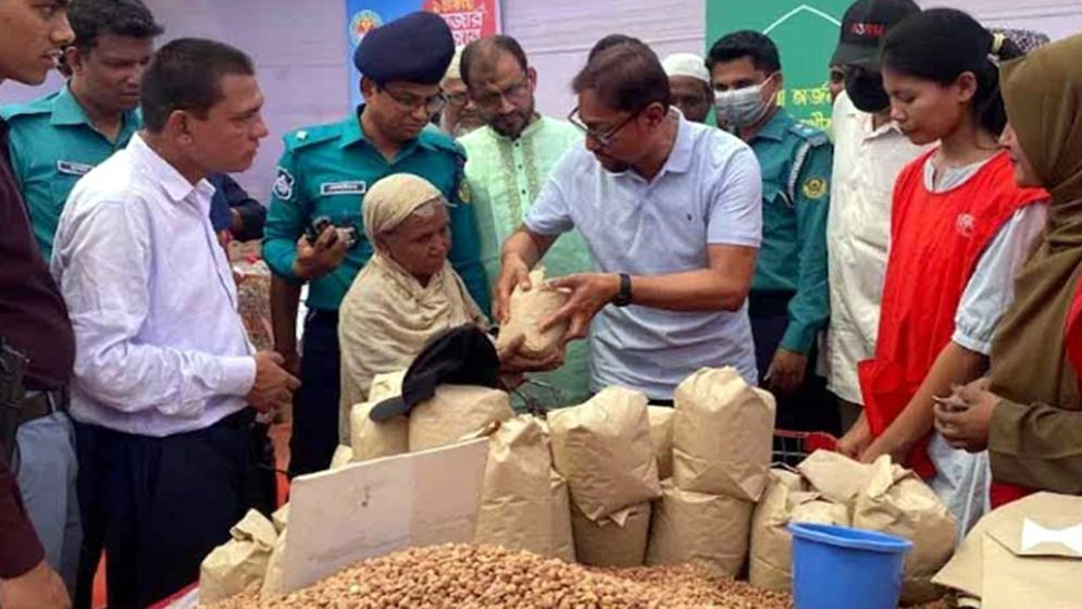 চট্টগ্রামে এক টাকায় রোজার বাজার পেল ৫০০ পরিবার