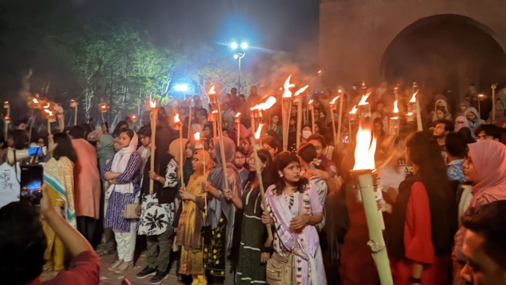 ধর্ষকের বিচারের দাবিতে জাবিতে মিছিল, ঢাকা-আরিচা মহাসড়ক অবরোধ