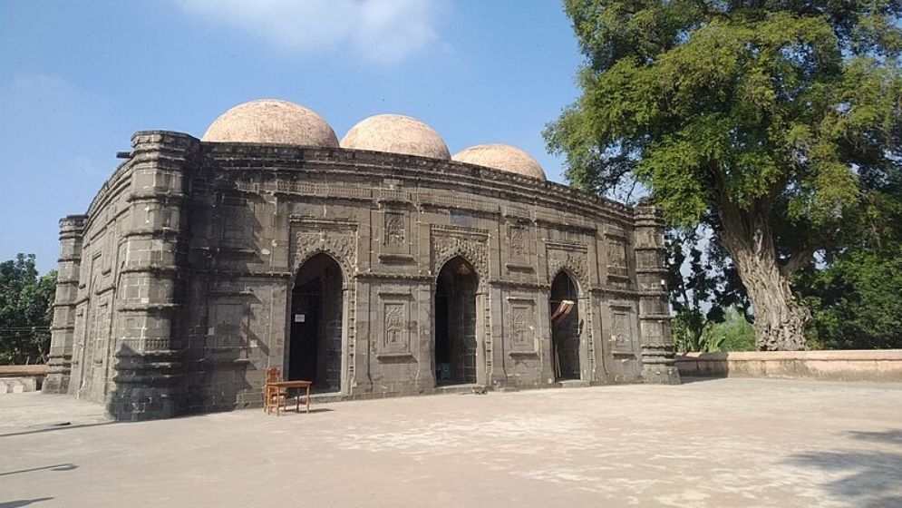 মুসলিম স্থাপত্যের অপূর্ব নিদর্শন কুসুম্বা শাহী মসজিদ