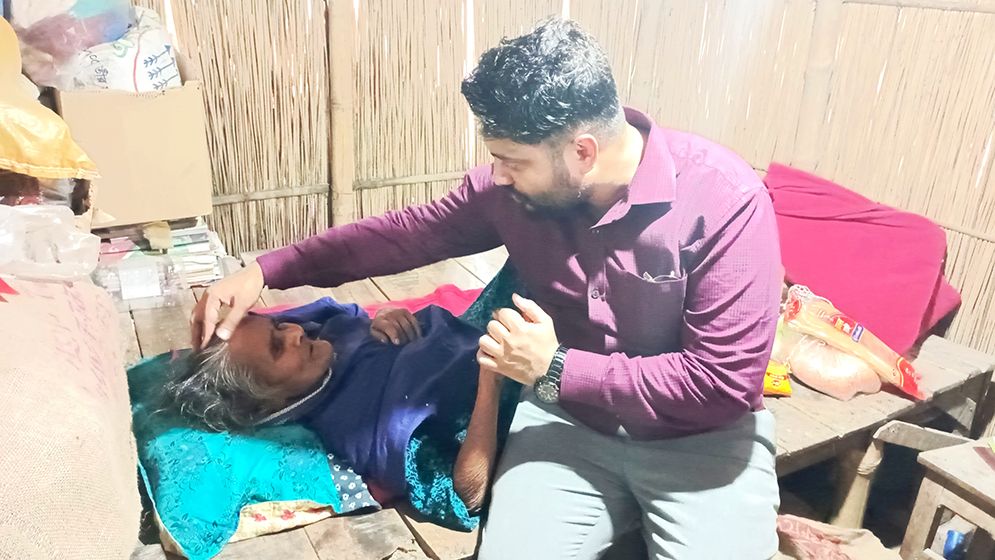 সেই বৃদ্ধা মায়ের পাশে ইউএনও, পুত্রবধূ আটক