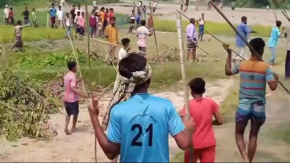 ফুটবল খেলাকে কেন্দ্র করে দুইপক্ষের সংঘর্ষ, আহত ৩০