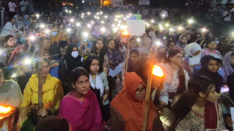 ধর্ষকদের বিচারের দাবিতে উত্তাল চবি