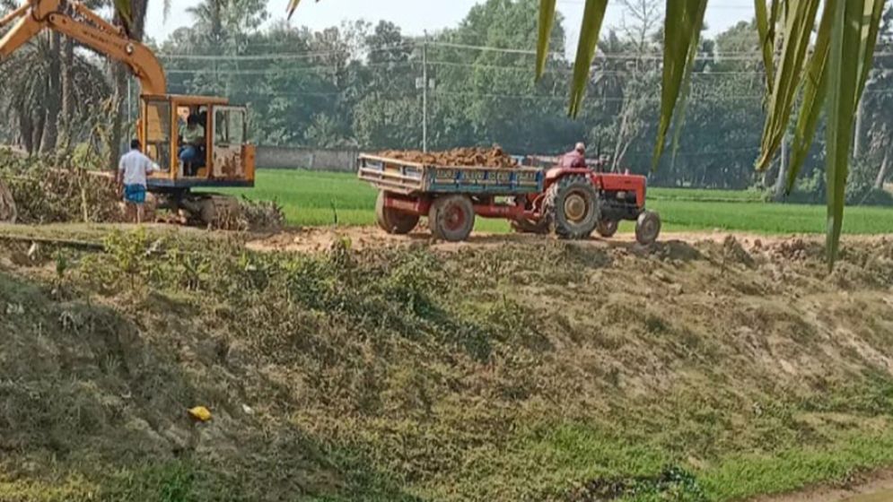 খালের মাটি যাচ্ছে ভাটায়