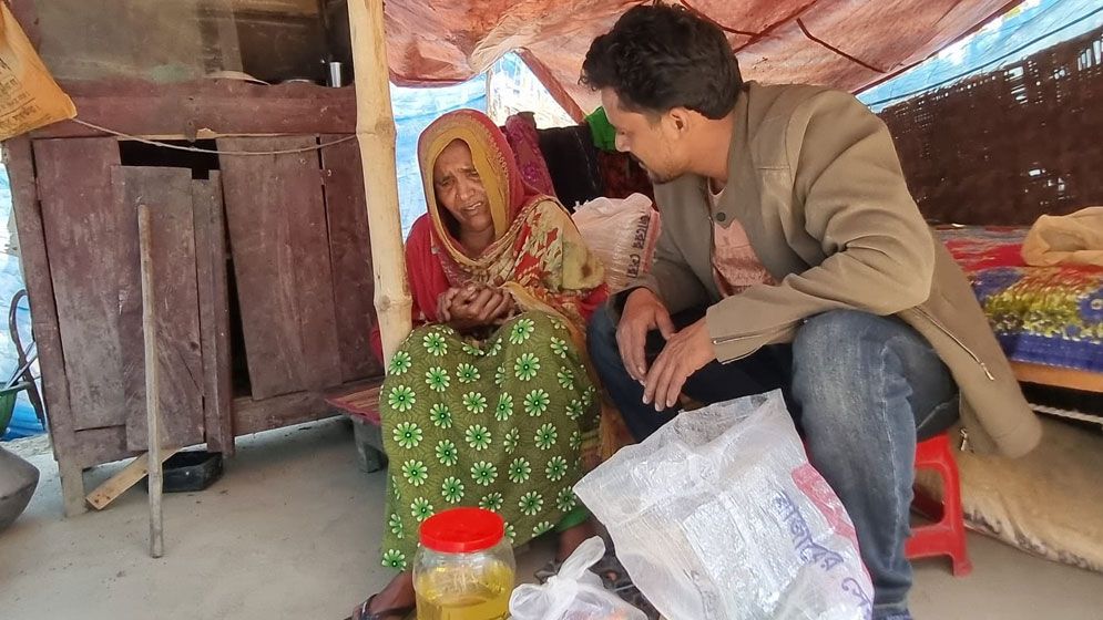 বৃদ্ধ দম্পতিকে ঘরছাড়া করলেন সুদের কারবারি আব্দুল মতিন