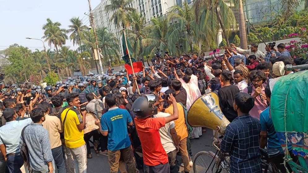 প্রধান উপদেষ্টার কার্যালয় অভিমুখে পদযাত্রায় হাতাহাতি