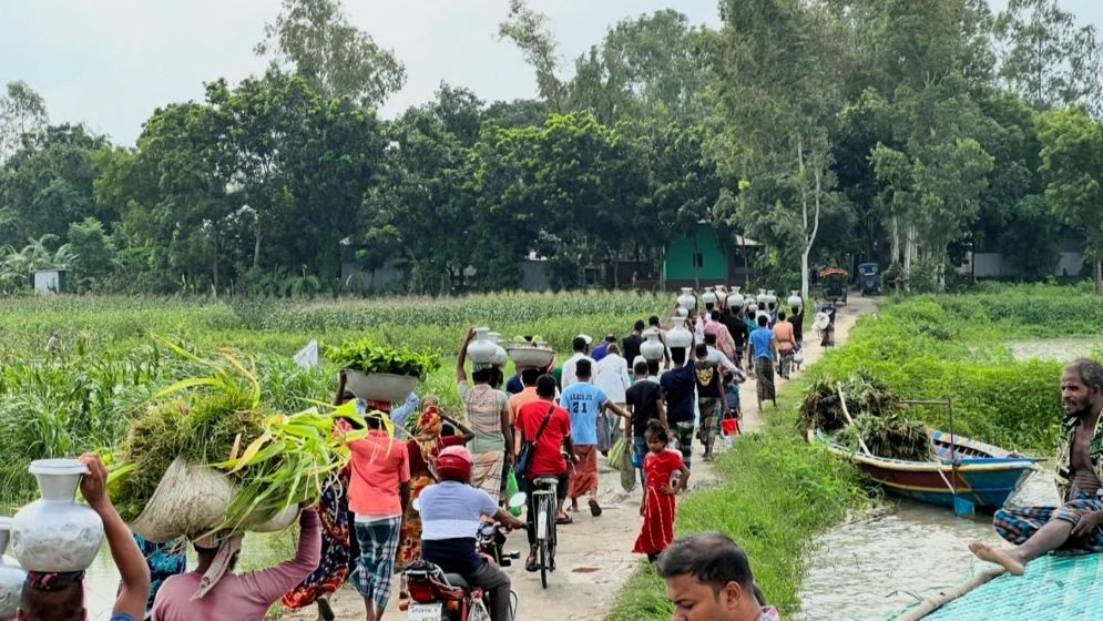 এক ঘণ্টার বাজারে কোটি টাকার দুধ বিক্রি