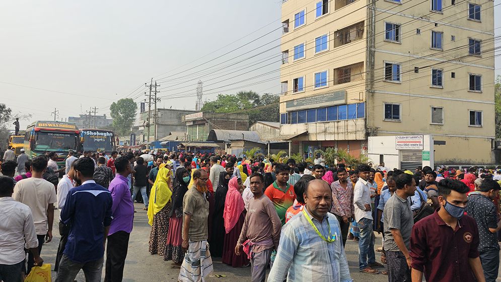 দুর্ঘটনায় নিহত পোশাকশ্রমিককে স্বীকার করছে না কর্তৃপক্ষ, সড়ক অবরোধ করে বিক্ষোভ